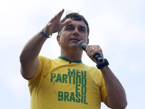 El candidato a la Presidencia de Brasil por el Partido Liberal, Flávio Bolsonaro, habla durante el lanzamiento de su campaña este domingo, en la playa de Copacabana en Rio de Janeiro (Brasil). EFE/ Antonio Lacerda