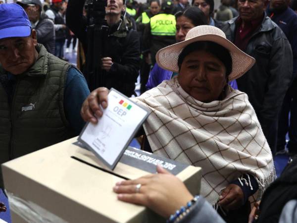 Bolivia vive elecciones generales bajo estricta supervisión y con 14 misiones internacionales de observación desplegadas en el país.