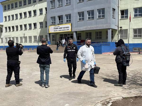 Policías y periodistas ante el colegio de Sanliurfa donde hubo 16 heridos y un muerto.