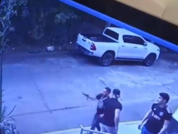 El video muestra cuando el acusado sacó el arma y le disparó al carro en elque iba María Alemán.
