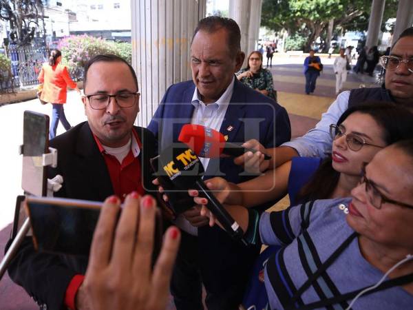 Pese al clima de confrontación, Castellanos confirmó su disposición a someterse al examen.