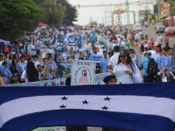 Estudiantes de varias escuelas desfilan este domingo en la capital.
