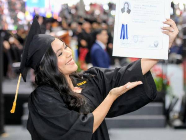 La Universidad Nacional Autónoma de Honduras (UNAH) realizó este día su cuarta y última graduación pública del año 2025, donde más de 1,500 jóvenes reciben el título que refleja su sacrificio, dedicación y agradecimiento a sus padres.