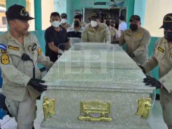 Junto a varios elementos del Cuerpo de Bomberos, el féretro de Nasser Hilsaca fue retirado del Hospital General Atlántida, en La Ceiba, tras confirmarse su fallecimiento este sábado 8 de agosto. Así fue sacado del centro hospitalario.