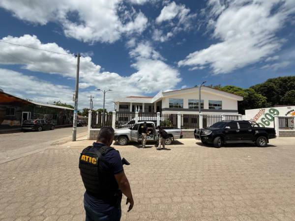 Los agentes llegaron a las instalaciones de la alcaldía municipal para realizar la aprehensión.