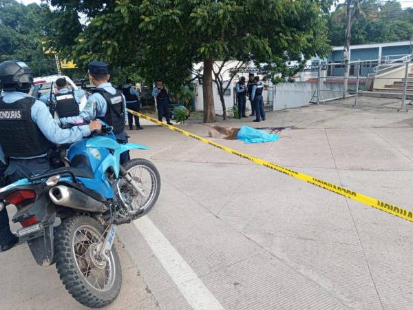 Un hombre y una mujer fueron encontrados muertos frente a una iglesia en el bulevar Fuerzas Armadas.