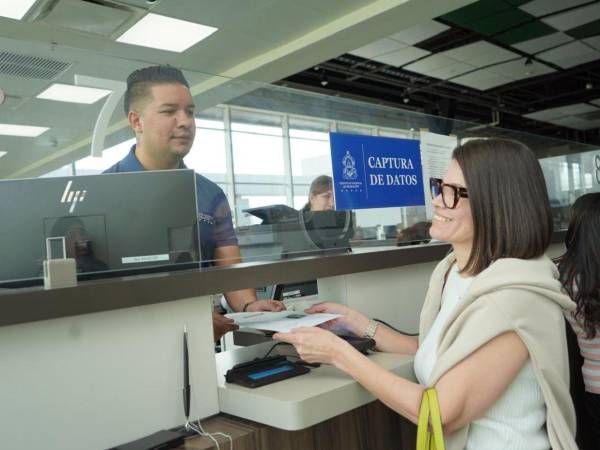 En las principales terminales aéreas del país, permanece el personal del Instituto Nacional de Migración para atender a las personas que se desplazan en este periodo de Semana Santa.