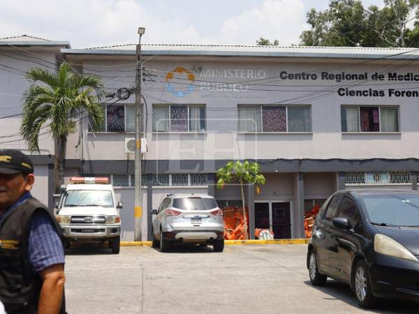 Los cadáveres de los agentes se encuentran en la morgue de San Pedro Sula.