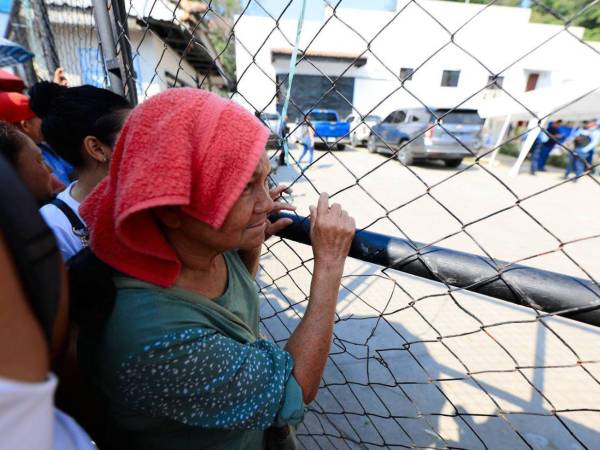 Socios de Koriun Inversiones permanecieron infructuosamente este jueves en las afueras de la agencia en Choloma, Cortés, con rostros que reflejan incertidumbre y preocupación por saber qué pasará con su dinero, ya que las cuentas siguen congeladas y la empresa aún no les regresa su capital.