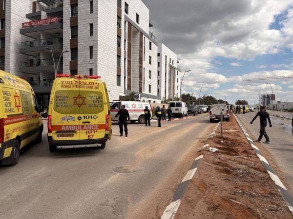 A la llegada de las tres ambulancias a Beit Awa, se celebró un rezo comunal en un colegio de la localidad y luego se trasladó a los cuerpos al cementerio para ser enterrados.
