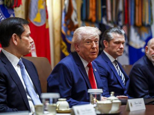 Mientras la Casa Blanca negocia, el Pentágono alista opciones militares para un posible “golpe final”.