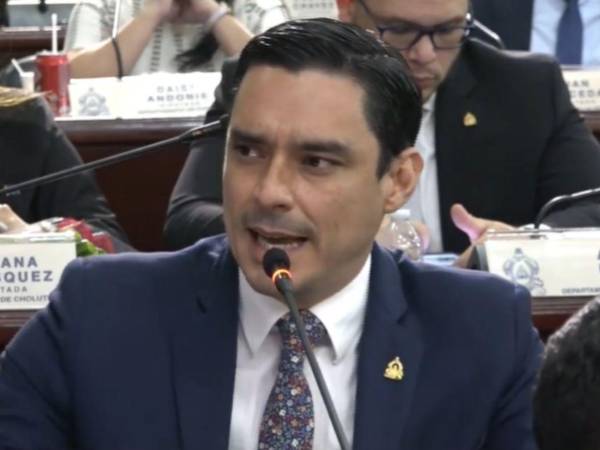 El diputado Kilvett Bertrand propuso un proyecto de ley para liquidar la mora quirúrgica en el país.