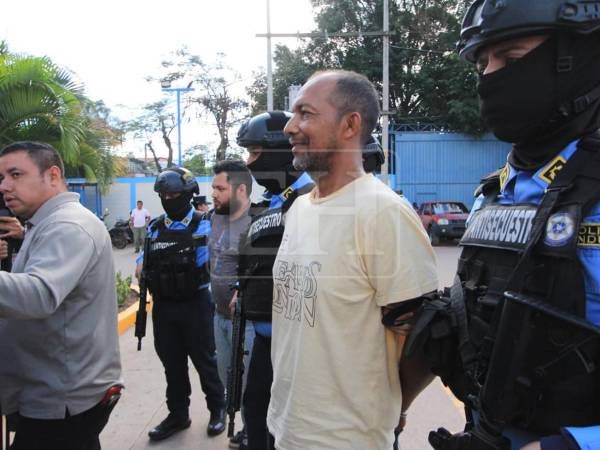 Tres hombres sospechosos de secuestro fueron trasladados bajo fuerte custodia hacia Tegucigalpa. Los señalados fueron presentados ante los medios por las autoridades y se espera que enfrenten este mismo día una audiencia para continuar con el proceso penal en su contra.