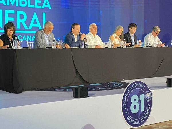 El presidente de la Sociedad Interamericana de Prensa (SIP), José Roberto Dutriz, junto al director ejecutivo de la SIP, Carlos Lauría, hablaron durante el cierre de la 81ª Asamblea General de la SIP este domingo, en Punta Cana.