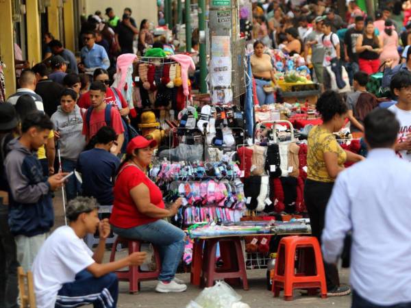 El Paseo Liquidámbar en el centro de la capital, ha comenzado a recibir a un sinfín de compradores que ya se preparan para adquirir sus productos de temporada navideña, convirtiéndose en un epicentro comercial. Aquí las imágenes captadas por el lente de EL HERALDO.