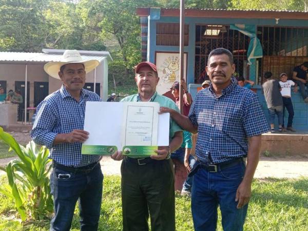 Los representantes de la comunidad Indígena Maya Chortí de San Antonio de Tapescox, en el departamento de Copán, recibieron el título de propiedad otorgado por el Instituto Nacional Agrario (INA).