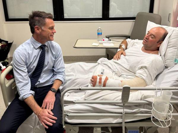 Ahmed, padre de dos hijos y propietario de una frutería, permanece hospitalizado tras ser operado por heridas de bala en el brazo y en la mano.