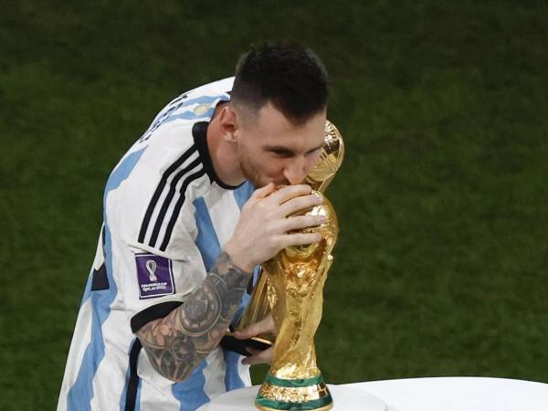 Veinte años y 115 goles después, el capitán, campeón mundial y hombre récord albiceleste será titular casi con seguridad frente a Argelia este martes.