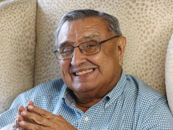 Con más de siete décadas de trayectoria, Nahúm Valladares comparte su experiencia en radio, televisión, política y ceremonias presidenciales, enseñando lecciones de vocación, disciplina y amor a la patria.