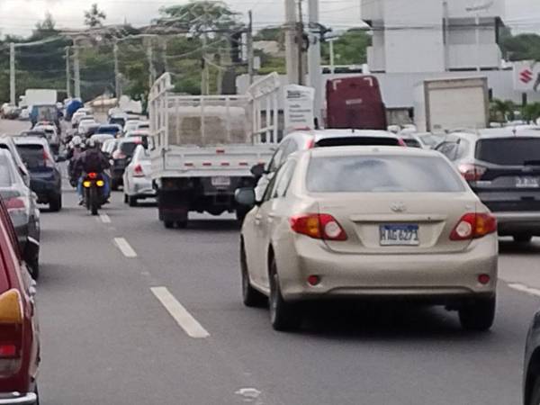 Julio Quiñónez señaló que hasta 60 choques diarios, más clases en la UNAH y colegios bilingües, congestionan la capital y vuelven caótico el tránsito.