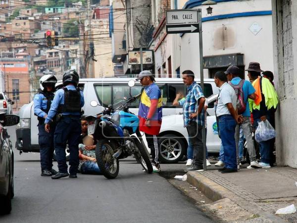 Un nuevo ataque violento enluta al rubro del transporte en la capital de Honduras, donde un conductor murió y su ayudante se salvó por muy poco, en un crimen perpetrado por sicarios a bordo de una mototaxi, que tras disparar huyeron de la escena en medio del tráfico.
