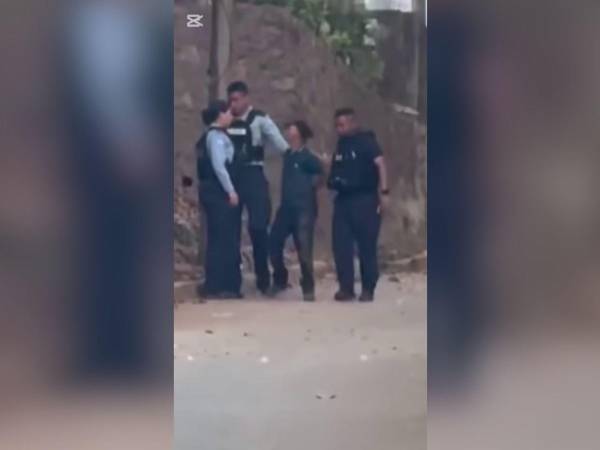 El hombre fue capturado en el momento por los agentes policiales.