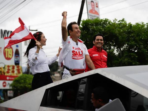 Salvador Nasralla, candidato presidencial del Partido Liberal, encabezó este domingo la denominada “caravana del triunfo” en Tegucigalpa, donde decenas de simpatizantes lo acompañaron en su recorrido por el bulevar Fuerzas Armadas.