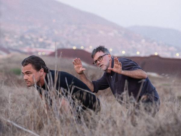 Leonardo DiCaprio y el director Paul Thomas Anderson durante el rodaje de Una batalla tras otra.