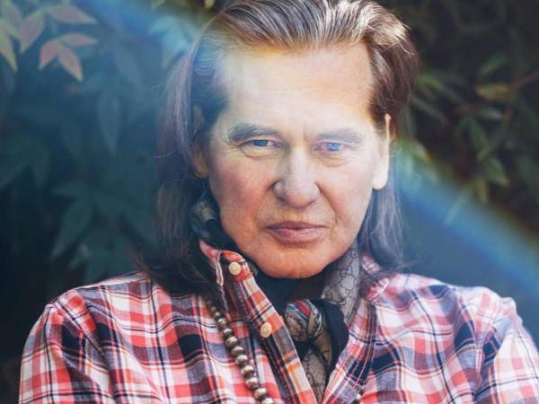 El mundo del cine está de luto con la muerte del famoso actor de Hollywood, Val Kilmer, conocido por su papel en Batman Forever y Top Gun. Aquí te contamos más de su vida.