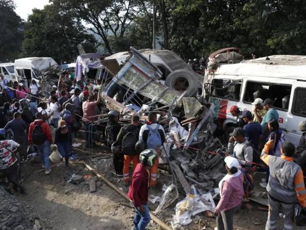 La explosión de un cilindro bomba lanzado el sábado 25 de abril por presuntos disidentes de las FARC en un tramo de la Vía Panamericana, en el departamento colombiano del Cauca (suroeste), dejó 19 civiles muertos, cinco más de los informados la víspera, señalaron este domingo las autoridades.