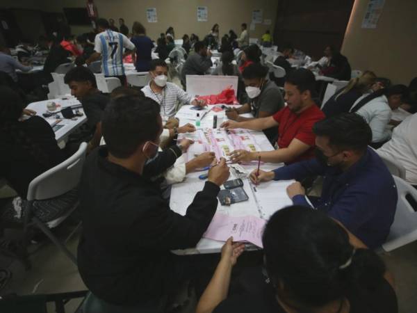 Los partidos políticos deben esperar que culmine el escrutinio para que el CNE oficialice al ganador. La fotografía muestra el escrutinio especial realizado en las elecciones primarias de 2025.