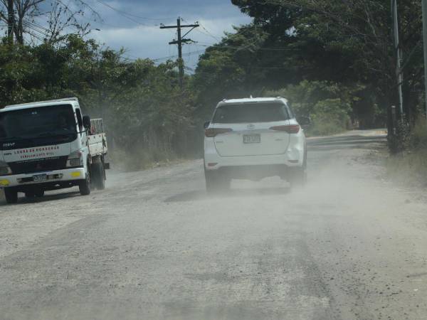 Vecinos de Mateo aseguran que solo hubo promesas y ahora enfrentan polvo y daños en viviendas y comercios cercanos a la vía.