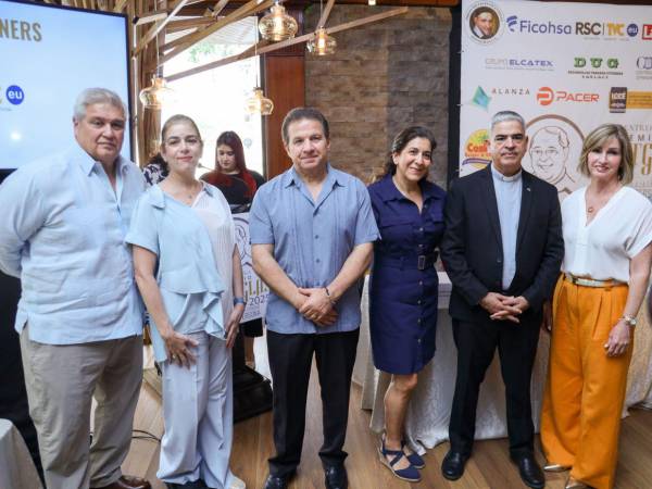 Juan Carlos Sabillón y Ruth Marie Canahuati de Sabillón; Jesús Canahuati y Giselle Zablah de Canahuati; Fausto Leonardo Henríquez e Irma de Molina. Parte de la junta directiva de la Fundación Osovi.