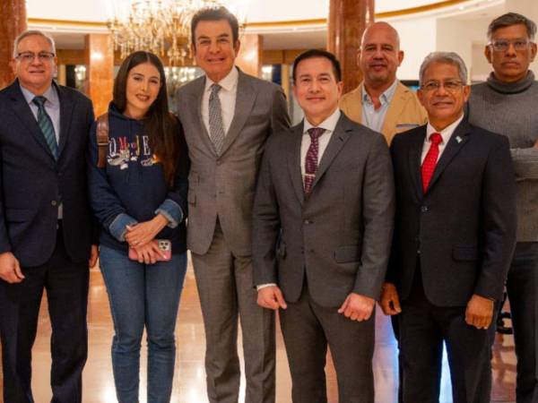 Salvador Nasralla es acompañado por su esposa, Iroshka Elvir, entre otros miembros del Partido Liberal.