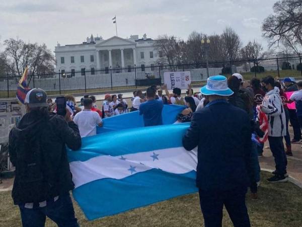 El gobierno de Estados Unidos le ha dicho a los hondureños que deben salir del país o serán deportados.