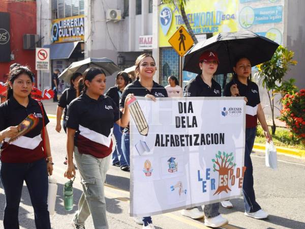 Centros educativos de San Pedro Sula salieron a las calles este martes 8 de septiembre para desfilar y conmemorar el Día Internacional de la Alfabetización.