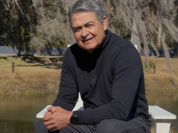 El expresidente Juan Orlando Hernández regresará a Honduras el próximo 3 de agosto para presentarse voluntariamente ante la Corte Suprema de Justicia (CSJ), luego de que un juez natural suspendiera este lunes 29 de junio la orden de captura y la alerta internacional que pesaban en su contra.