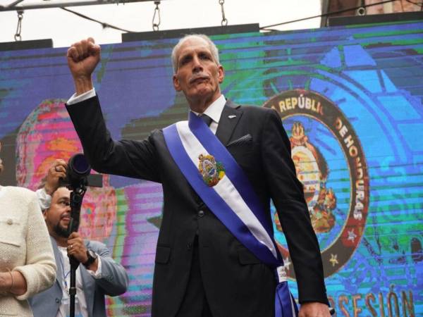 Con emotividad, rodeado de sus hijas y cónyuge Nasry Asfura asumió la presidencia de la República.