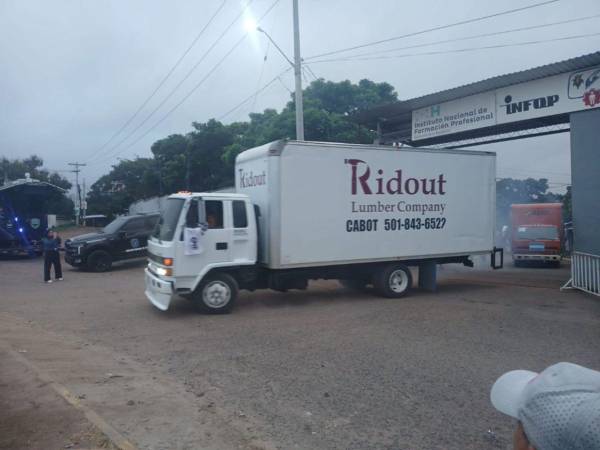 Con custodia militar, las maletas electorales fueron enviadas desde el Centro Logístico hacia Olancho.