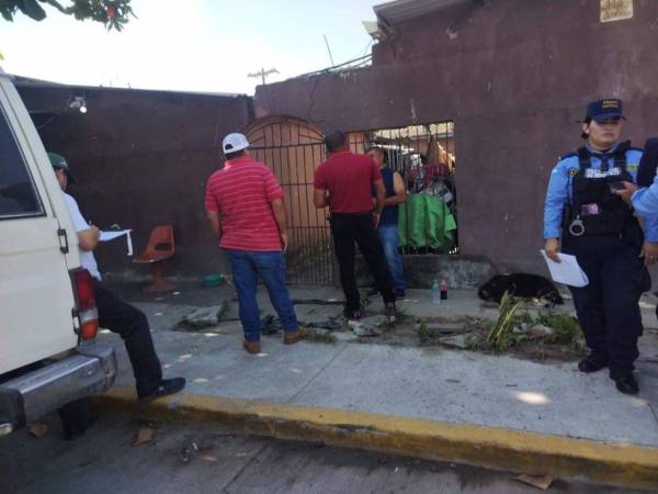 Vecinos lamentan la muerte de Moisés Elías Reyes, integrante de la comunidad LGTBIQ, asesinado en la colonia Bográn, San Pedro Sula.