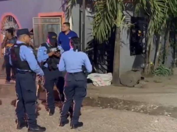 El cuerpo del fallecido estaba tendido a unos pasos de la entrada a su casa.
