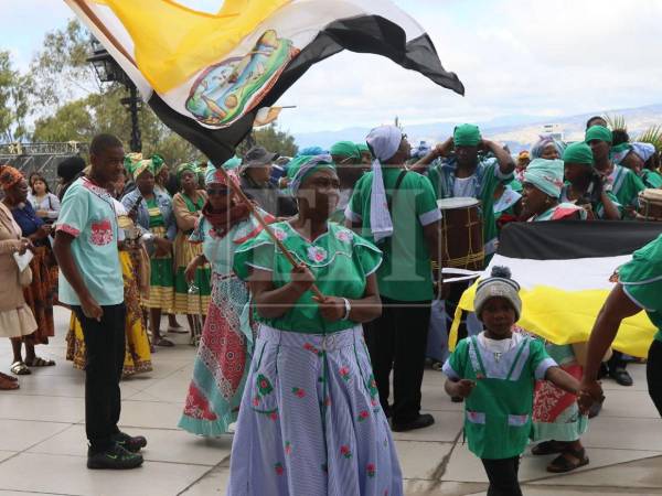 En el séptimo día de la novena, la comunidad garífuna se suma a la celebración en una expresión de fe y riqueza cultural que distingue la mayor celebración religiosa del país.
