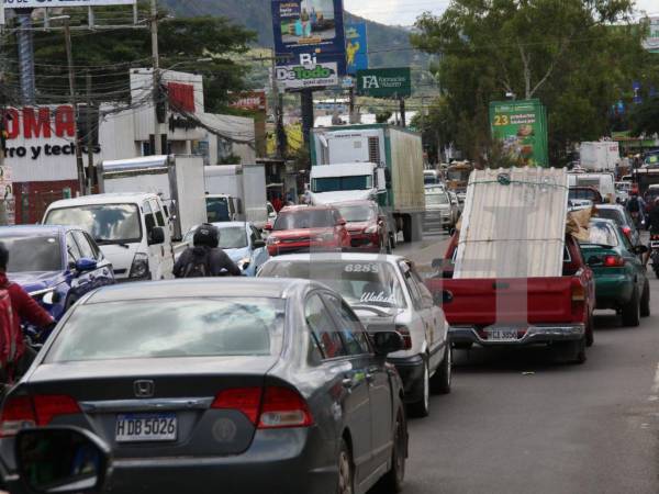 Las principales carreteras que conectan Tegucigalpa con el norte, sur y oriente del país ya registran flujo de vehículos particulares y buses de transporte.