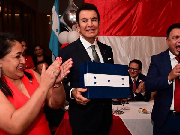 El candidato presidencial del Partido Liberal se reunió con hondureños en la Florida.