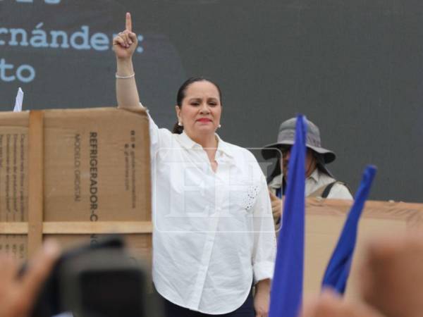 En su discurso, Ana García de Hernández agradeció que Donald Trump y la justicia de Estados Unidos quitaron absolutamente todos los cargos en contra de JOH.