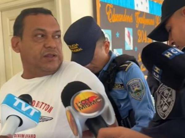 El periodista Wenseslao Canales mientras llegaba a la posta policial detenido.