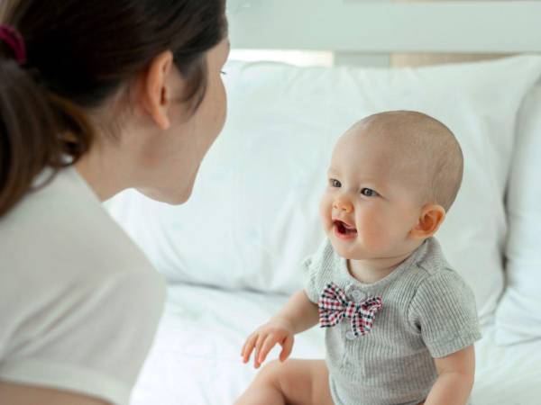 La interacción entre padres e hijos es una de las mejores maneras de contribuir al desarrollo del lenguaje en los niños pequeños.