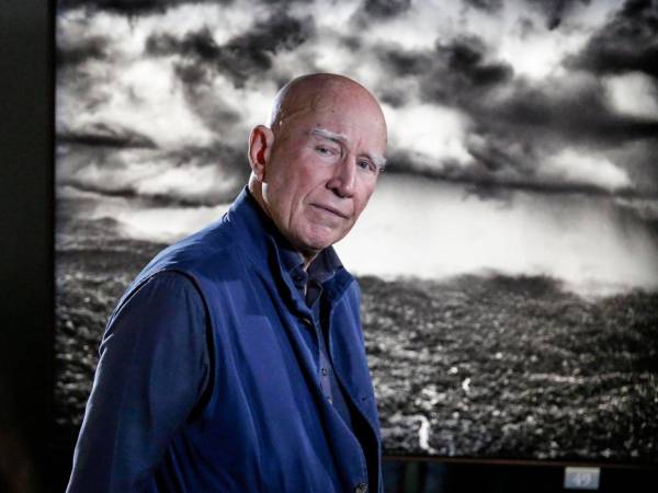 Sebastião Salgado, que murió el viernes 23 de mayo a los 81 años en París, es uno de los nombres más destacados de la fotografía documental y el fotoperiodismo, y ha sido reconocido con multitud de premios, entre ellos el World Press Photo de 1985 y el Príncipe de Asturias de las Artes en 1998. Aquí parte de su historia.
