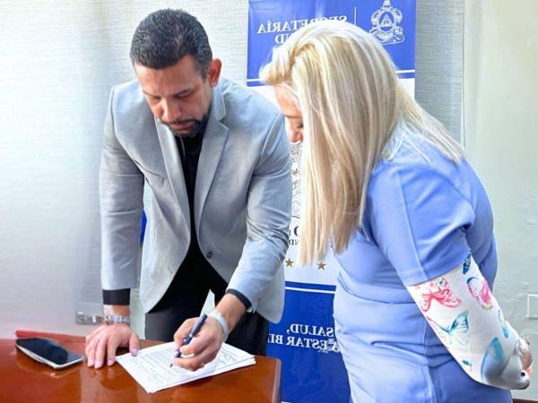 El viceministro de Salud, Eduardo Midence y la presidenta del Colegio de Enfermeras Profesionales firmaron el acta de compromisos para las mejoras laborales del gremio.