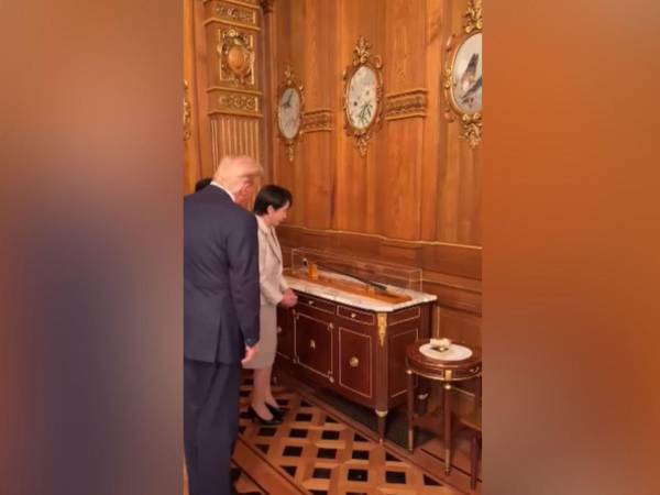 La primera ministra japonesa le regala a Trump el palo de golf del fallecido Shinzo Abe.